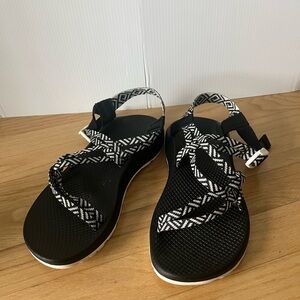 Women’s size 10 CHACO sandals. Excellent used condition